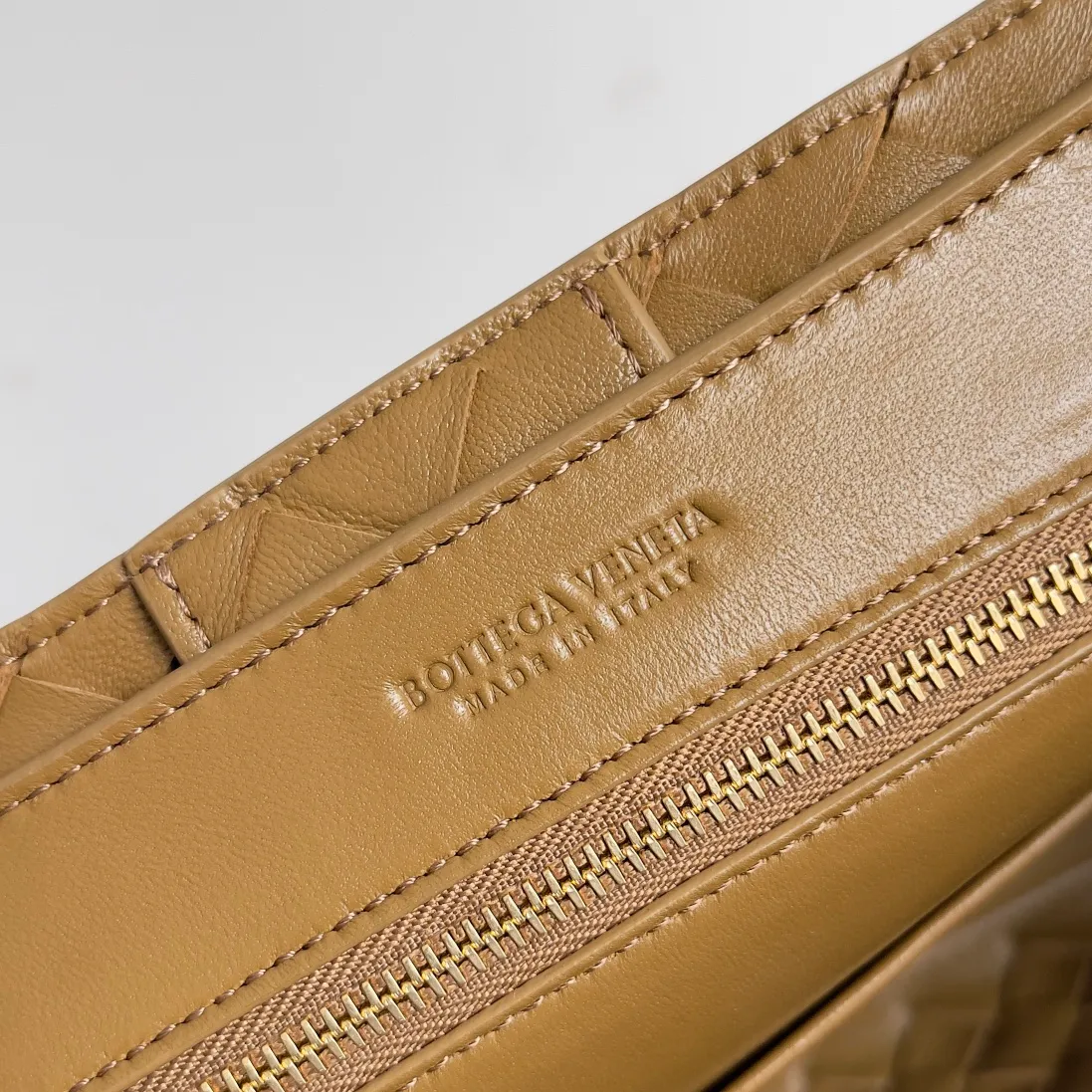 The 2023 new Andiamo batch of 1860 BV has been shipped‼ ️Really popular🔥The new Andiamo woven handbag launched by Bottega Veneta this season is really popular all over the world! ! Celebrities at home and abroad have worn it, and Oscar-winning actress Michelle Yeoh has taken it out on the street. Song Jia, Trai Yara, Yu Feihong, Sanji Ayaka, Rosie Hunting-Whiteley, Yoshioka Riho, etc. have all picked up this bag. It is classic and versatile, showing off its temperament, and the bag capacity is also large, which is very convenient for daily commuting! ! A variety of carrying methods, the shoulder straps can be adjusted by yourself, the original lambskin feels soft and delicate, and the neutral style is made to break gender boundaries and bring a more practical and longer-lasting use experience. Andiamo, which has both elegant and casual styles, perfectly interprets the true appearance of "fashionable old money style". Style number: 743568 Size: 25*22*10.5cm